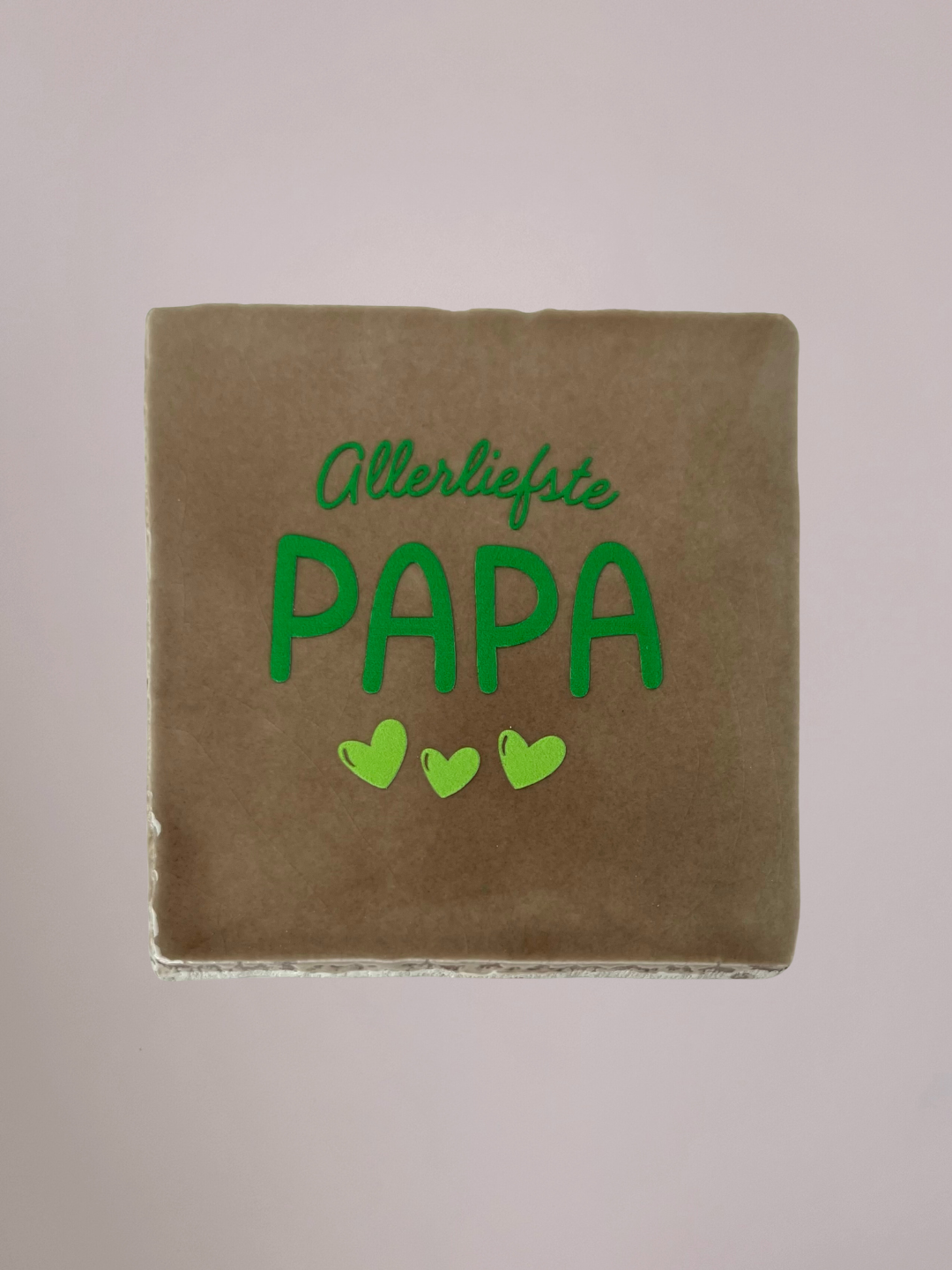 Handgemaakt keramieken Vaderdag tegeltje met de tekst "allerliefste PAPA" in een minimalistisch en warm ontwerp.