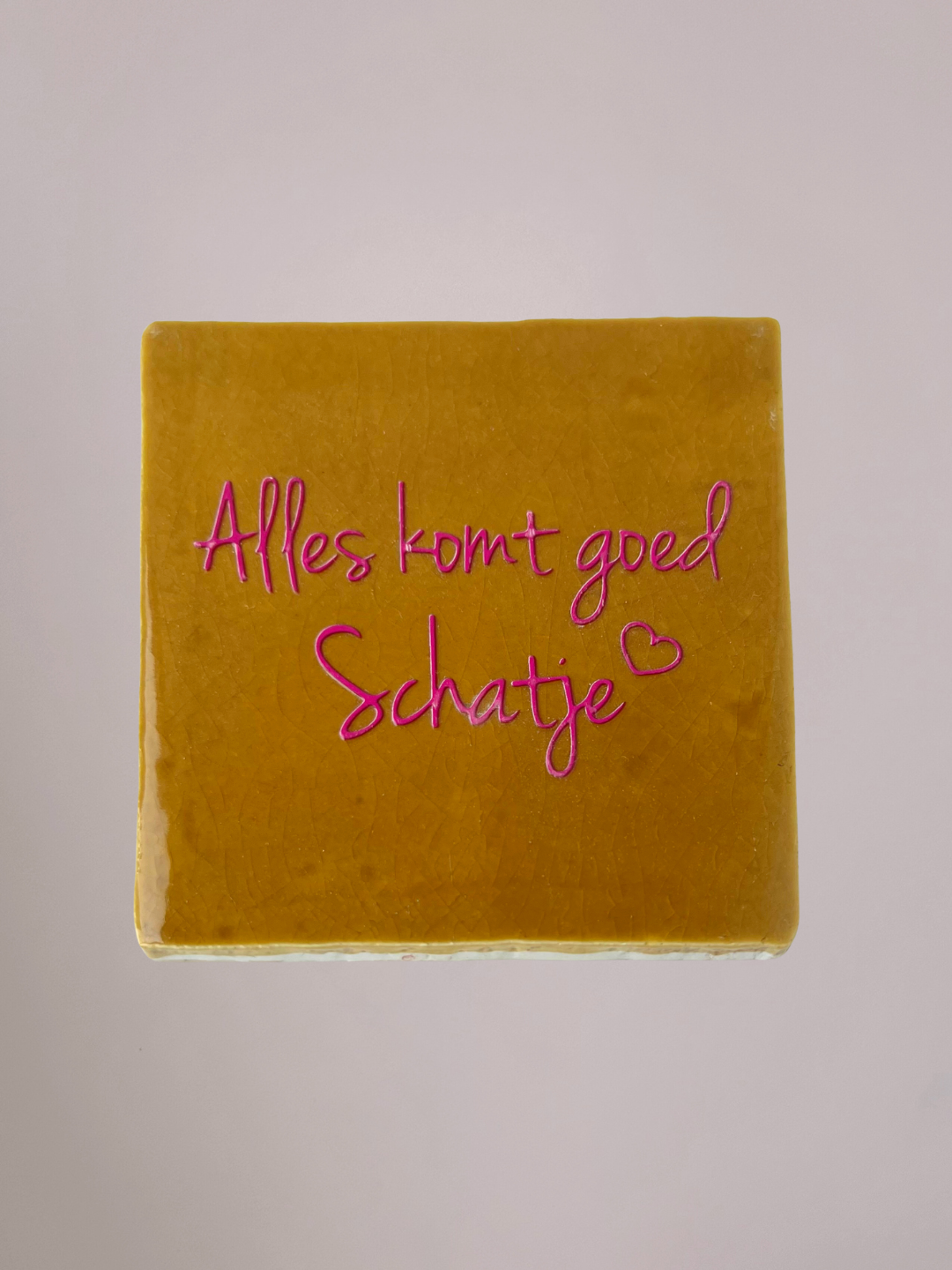 Alles komt goed schatje Okergeel is een warm tegeltje met een lieve twist.