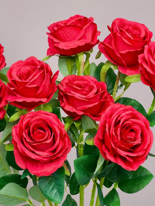 detail van kunstrozen boeket, rode rozen van hoogwaardige nep rozen