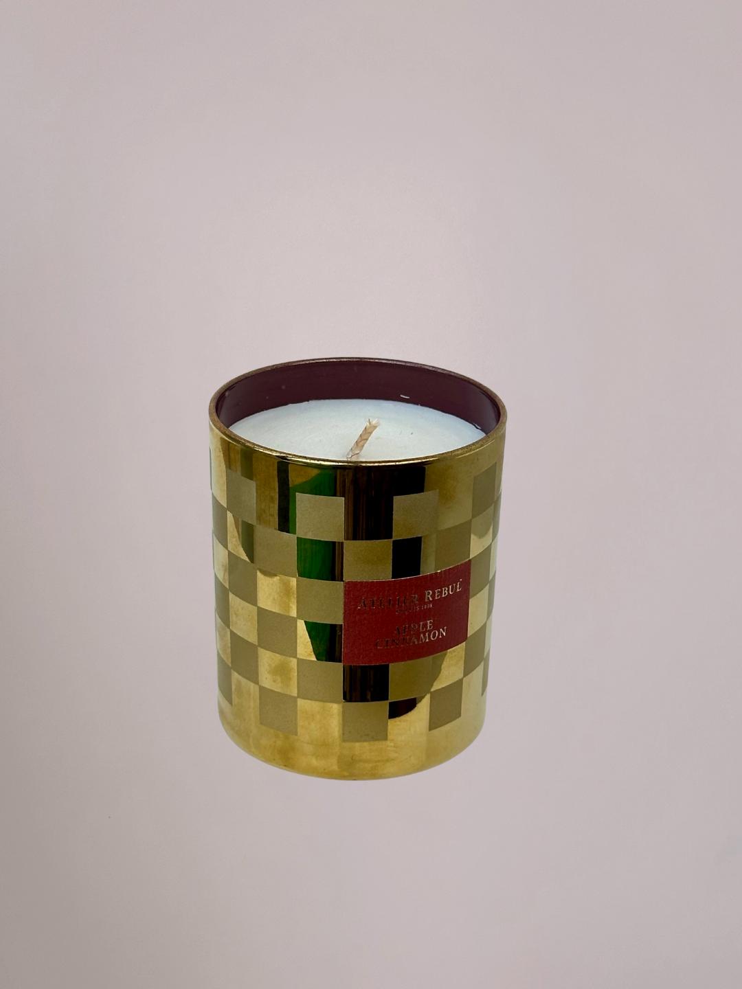 Bovenaanzicht van de Atelier Rebul Appel-Kaneel geurkaars met gladde was en centraal lont