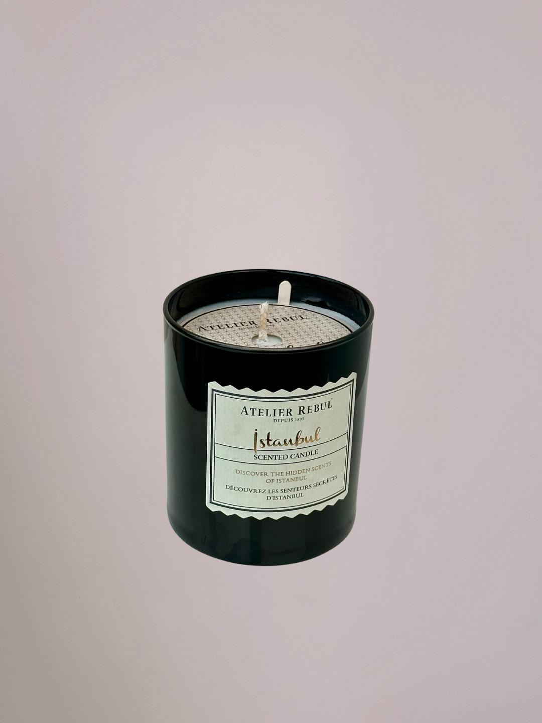 Bovenaanzicht van de Atelier Rebul Istanbul geurkaars met gladde was en centraal lont