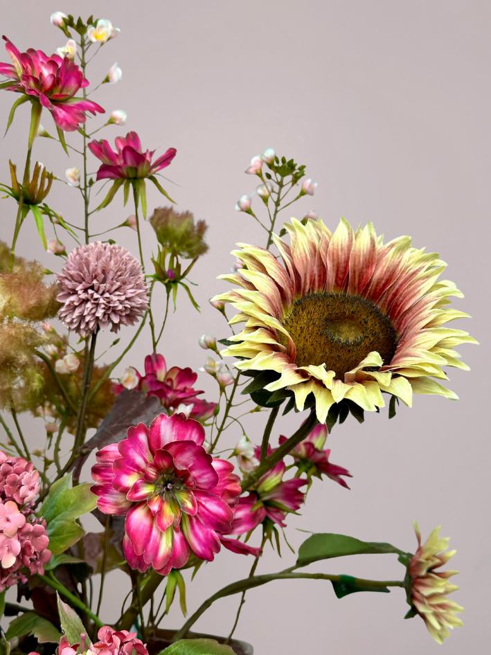 Close-up van pastelkleurige zonnebloem Silk-ka zijden bloemen in luxe kunstbloemen boeket met realistische uitstraling
