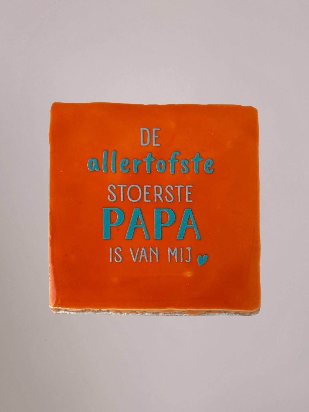 Handgemaakt keramieken Vaderdag tegeltje met de tekst "De allertofste stoerste papa is van mij" in een minimalistisch en stoer ontwerp.