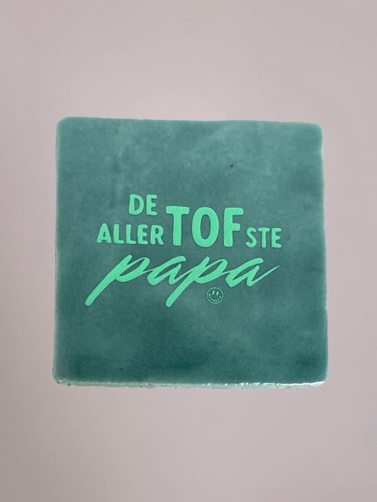 Handgemaakt keramieken Vaderdag tegeltje met de tekst “De allersTOFste papa” van 10x10 cm.