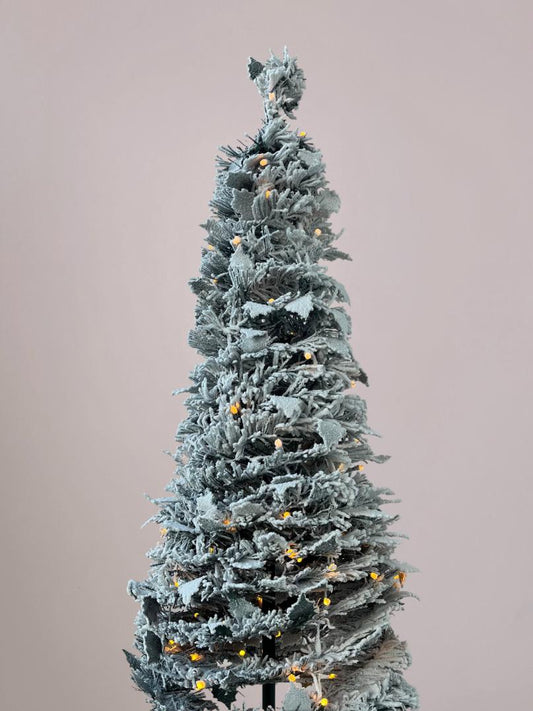 Detailfoto van takken en verlichting van de pop up kerstboom in daglicht voor een natuurlijke en volle uitstraling.