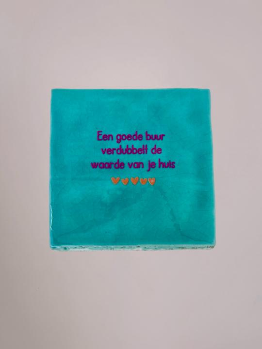 Blauw Yett Agenturen tegeltje van 10x10 cm met de tekst 'Een goede buur verdubbelt de waarde van je huis' en een glanzende afwerking.