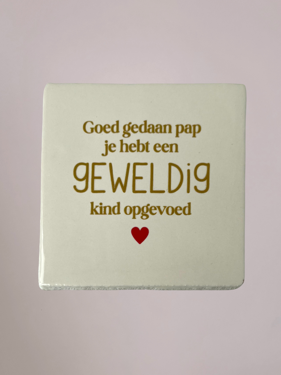 Handgemaakt keramieken Vaderdag tegeltje met de tekst "Goed gedaan pap je hebt een GEWELDIG kind opgevoed" in een minimalistisch en humoristisch ontwerp.
