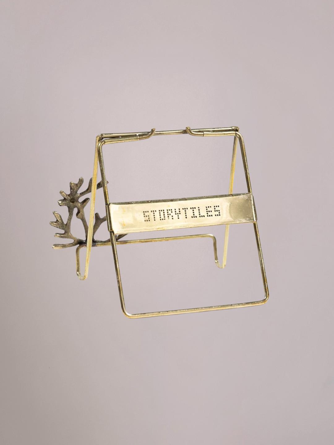 Achterkant van Golden Stand Coral messing tegelhouder met koraalaccent