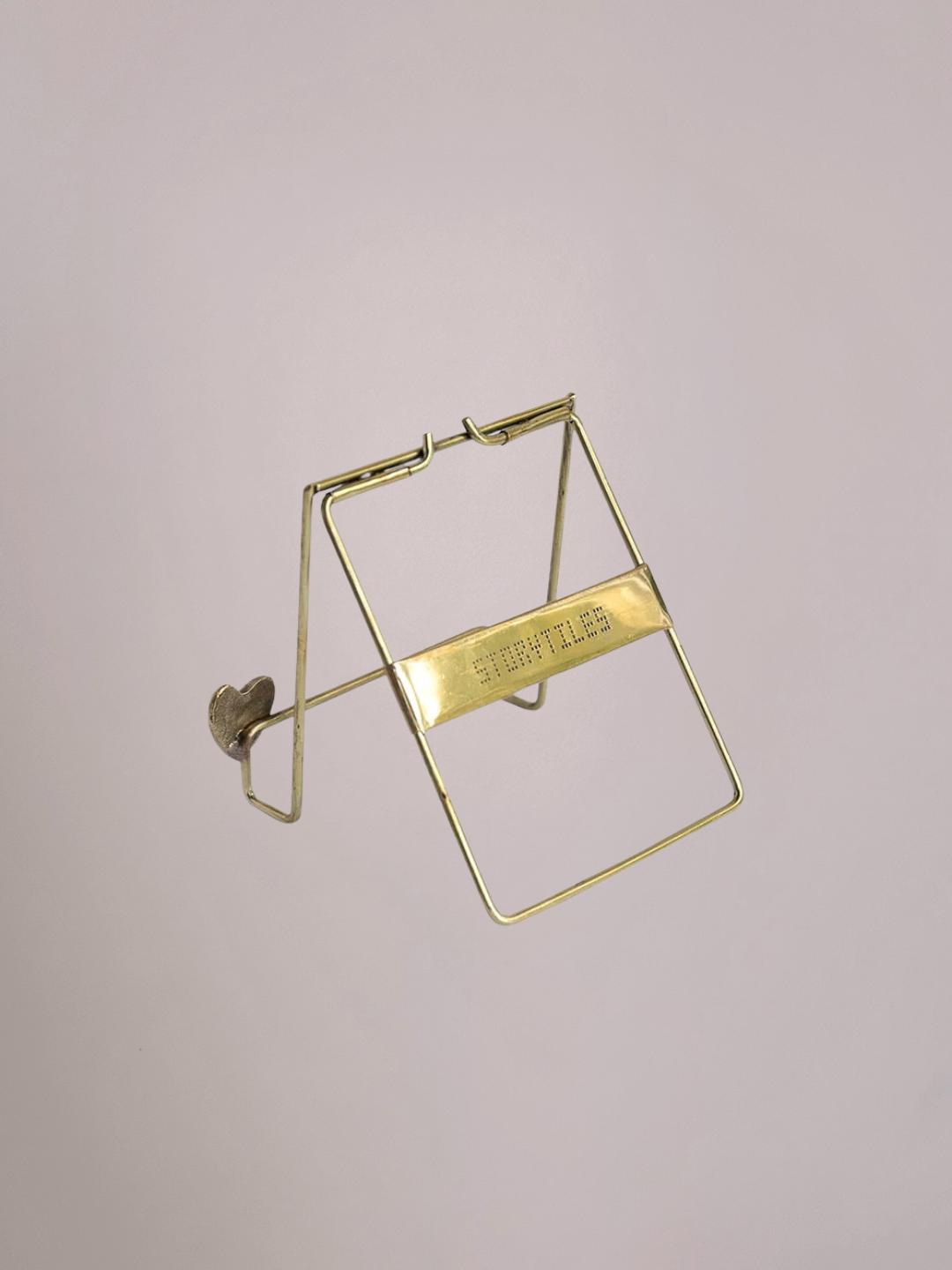 Achterkant van Golden Stand Heart messing tegelhouder met hartdetail