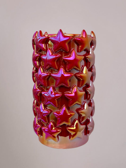 Grote rode vaas met holografisch en metallic effect, sterren over het oppervlak, roze, goud en zilver glans