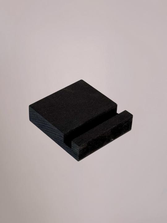 Zwartgelakte houten tegelhouder van Yett Agenturen met een modern, strak design voor 10x10 tegeltjes.