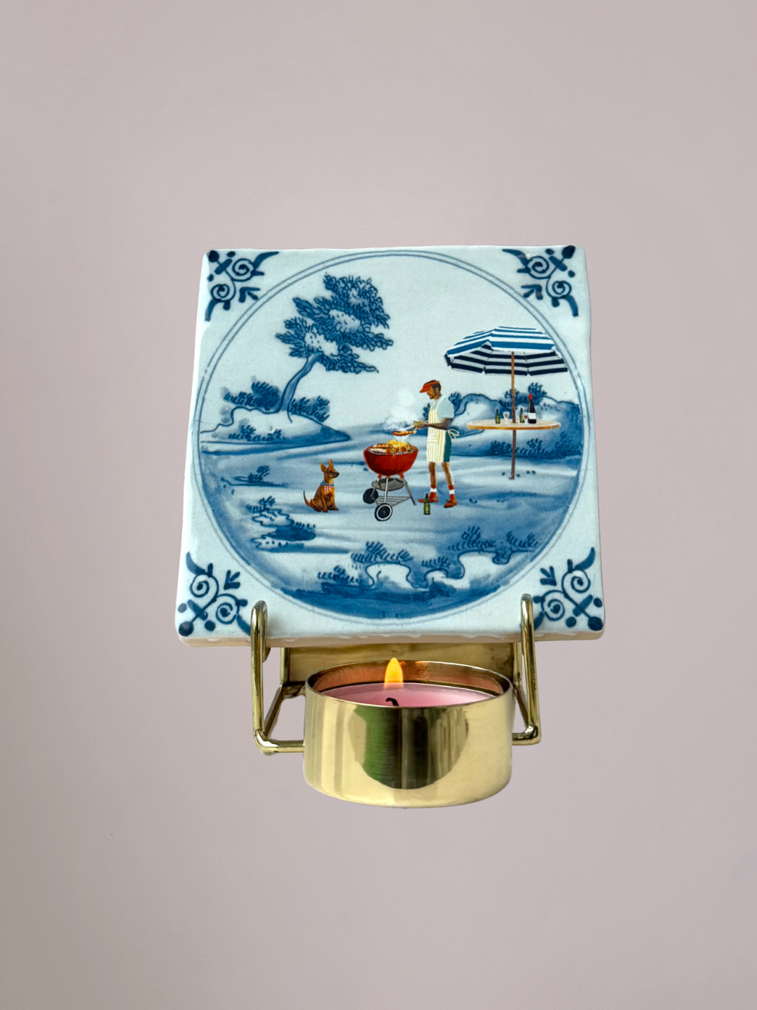 Sfeervolle kleine StoryTiles tegelhouder van messing met kaarshouder. Perfect voor een tegeltje en kaars samen. Getoond met Vaderdag tegeltje van StoryTiles.