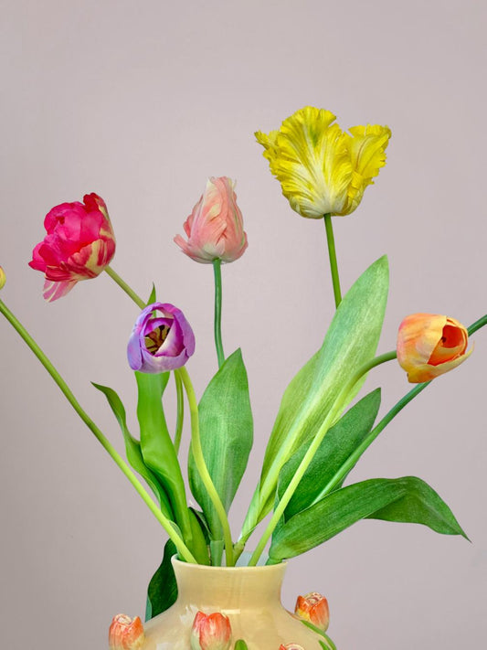 Detail van zijden tulpenboeket met realistische Silk-ka tulpen in verschillende kleuren