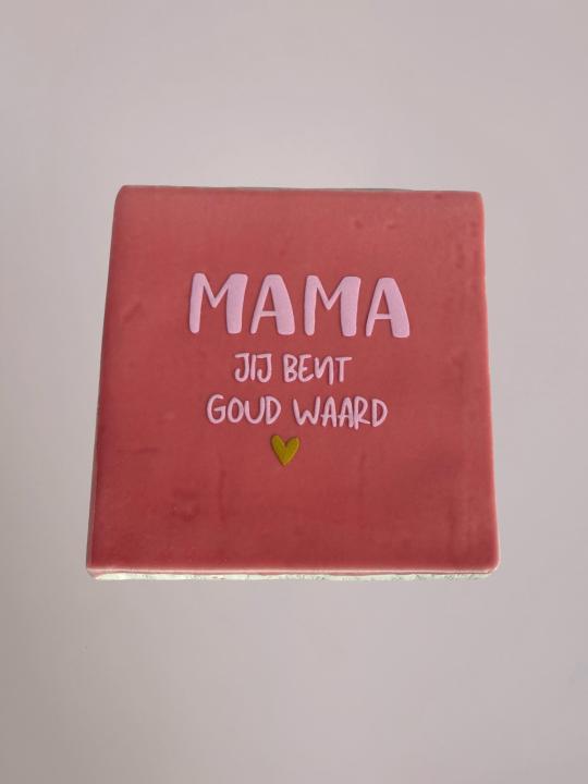 Roze keramiek tegeltje met de tekst “MAMA jij bent goud waard” van Yett Agenturen