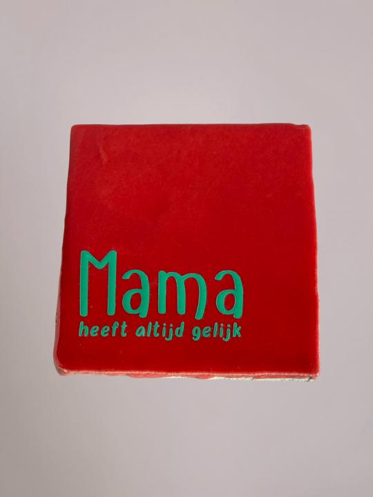 Rood keramiek tegeltje met de tekst “Mama heeft altijd gelijk” van Yett Agenturen