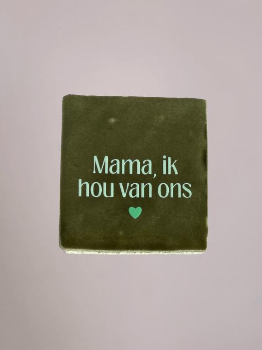 Groen keramiek tegeltje met de tekst “Mama, ik hou van ons” van Yett Agenturen