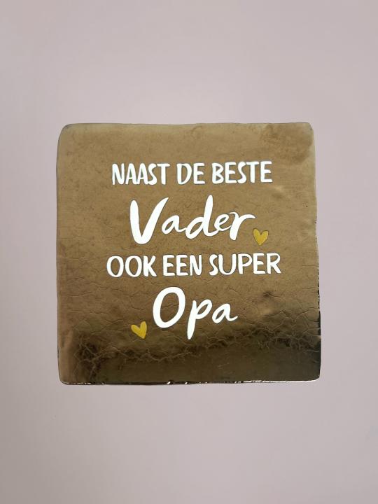 Handgemaakt keramieken Vaderdag tegeltje met de tekst “Naast de beste vader ook een super opa” van 10x10 cm.