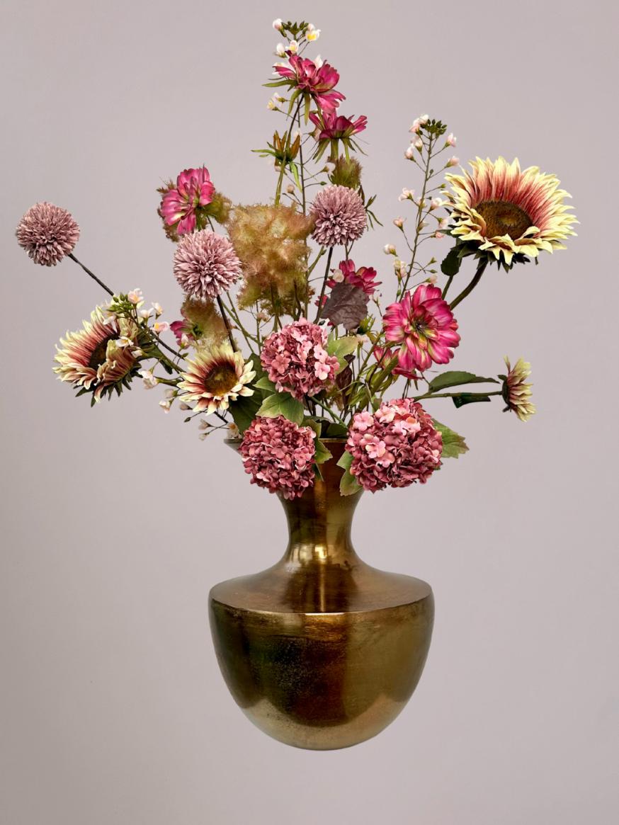 Elegant bruin-roze Silk-ka kunstbloemen boeket van echte zijde in gouden vaas voor luxe woondecoratie.