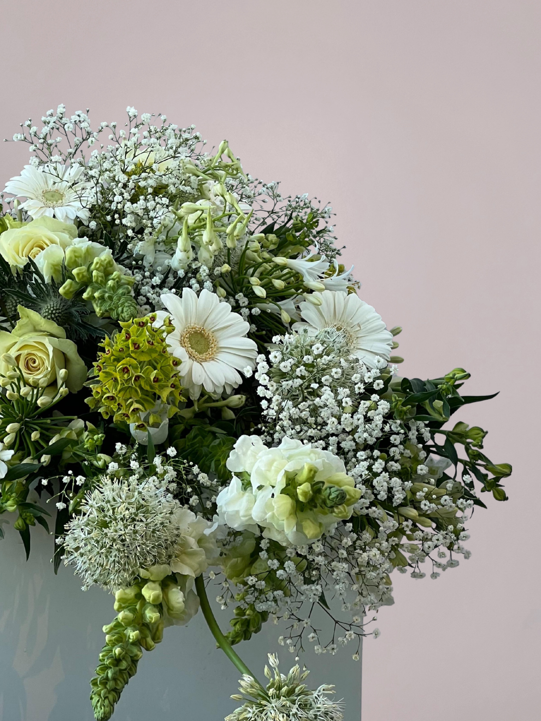 Wit rouwboeket met rozen, lelies en lisianthus in zachte, serene tinten