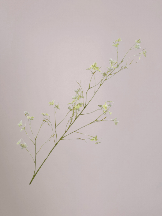 Bloesem kunsttak groen 109 cm van Silk‑ka met subtiele knoppen voor een frisse, natuurlijke interieurstijl