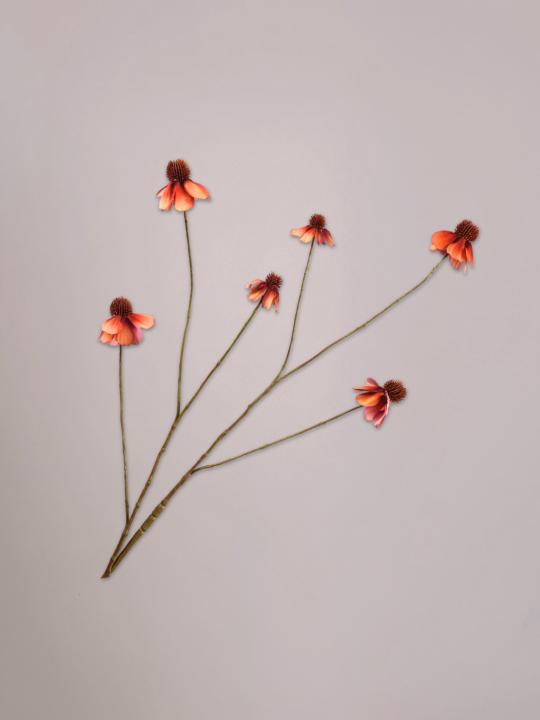 Silk-ka Rudbeckia Tak oranje van 95 cm als levensechte zijden kunsttak met oranje bloemen in een vaas.