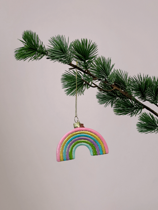 Vondels Regenboog kerstbal hangend in kerstboom, kleurrijk en sprankelend ornament voor kinderen en liefhebbers van bijzondere kerstballen