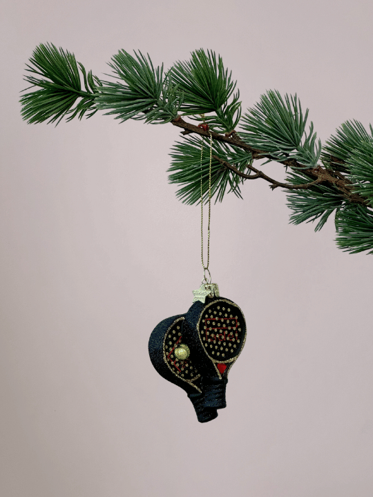 Vondels zwarte padel kerstbal met gouden glitterrand en rode details hangend in kerstboom, bijzondere glazen kerstornament