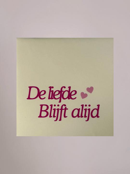 Crèmekleurig Yett Agenturen tegeltje De liefde blijft altijd met roze tekst en lichtroze hartjes