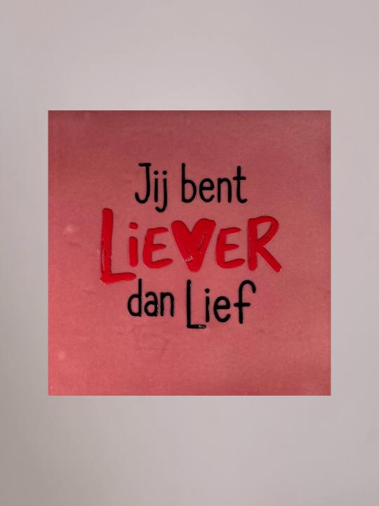 Zachtroze keramieken tegeltje met zwarte tekst “Jij bent liever dan lief” en rood woord liever