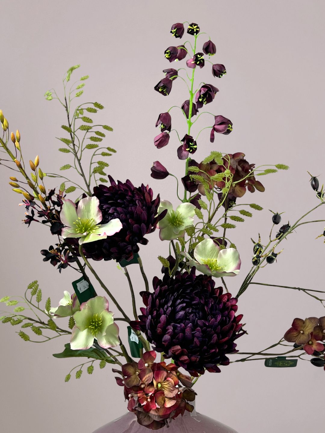 Luxe burgundy zijden boeket met Silk-ka bloemen in warme herfstkleuren.