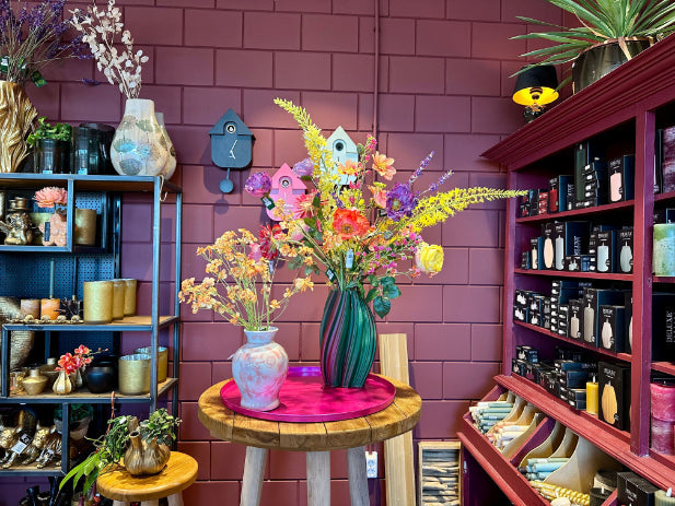 Hoge vaas opmaken met kunstbloemen: Anja geeft tips & inspiratie