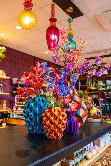 Gekleurde vazen gevuld met levensechte Silk-ka kunstbloemen in diverse kleuren en stijlen