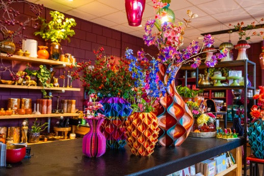 Elegante gekleurde vazen met zijde bloemen van topkwaliteit van Silk-ka