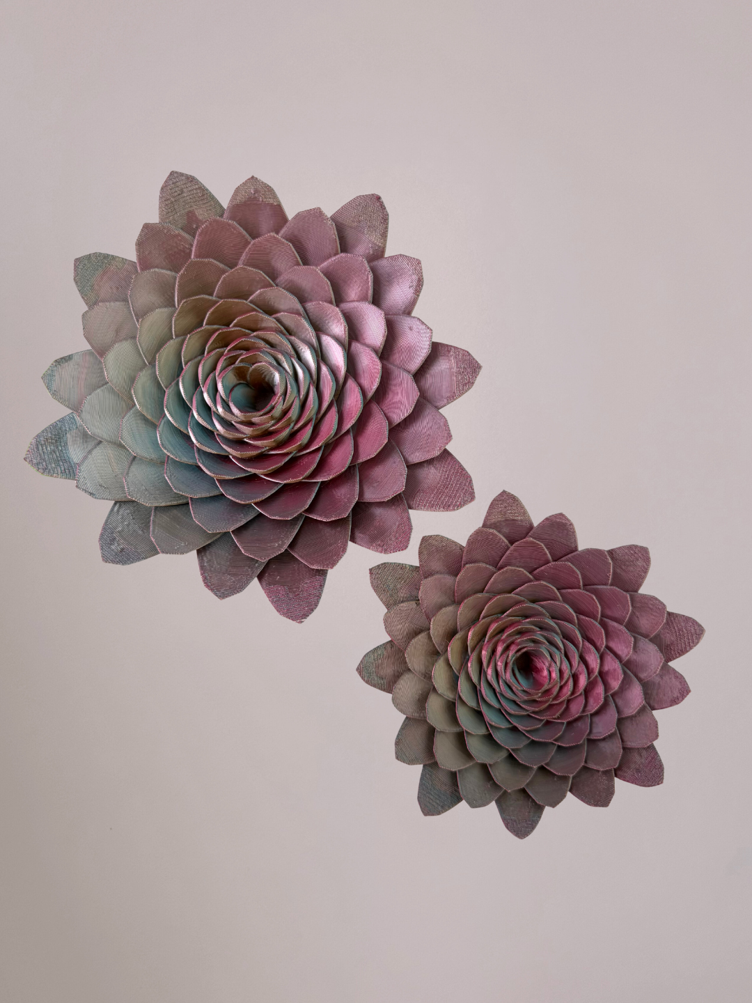 3D wandbloem dahlia rood paars goud – sfeervolle wanddecoratie