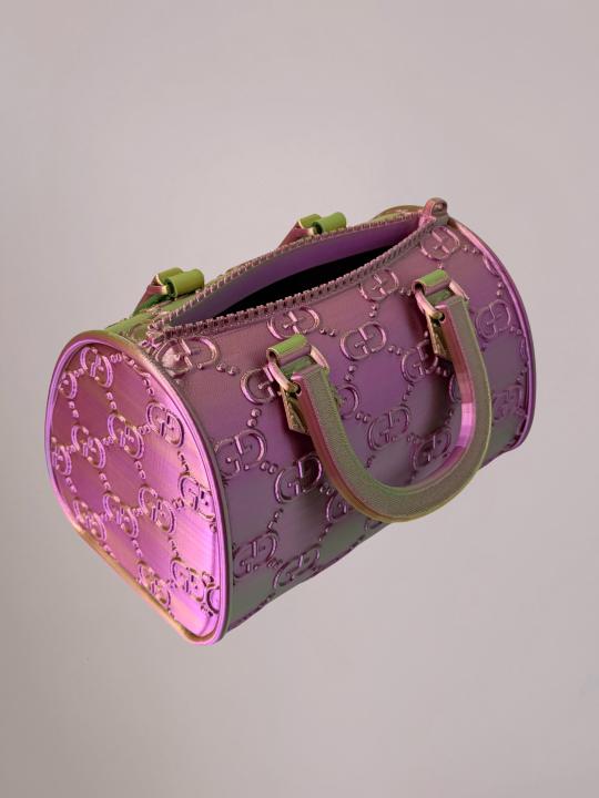 3D geprinte tas vaas in groen en roze met luxe designer uitstraling, gebruikt als decoratieve bloemenvaas in modern interieur.