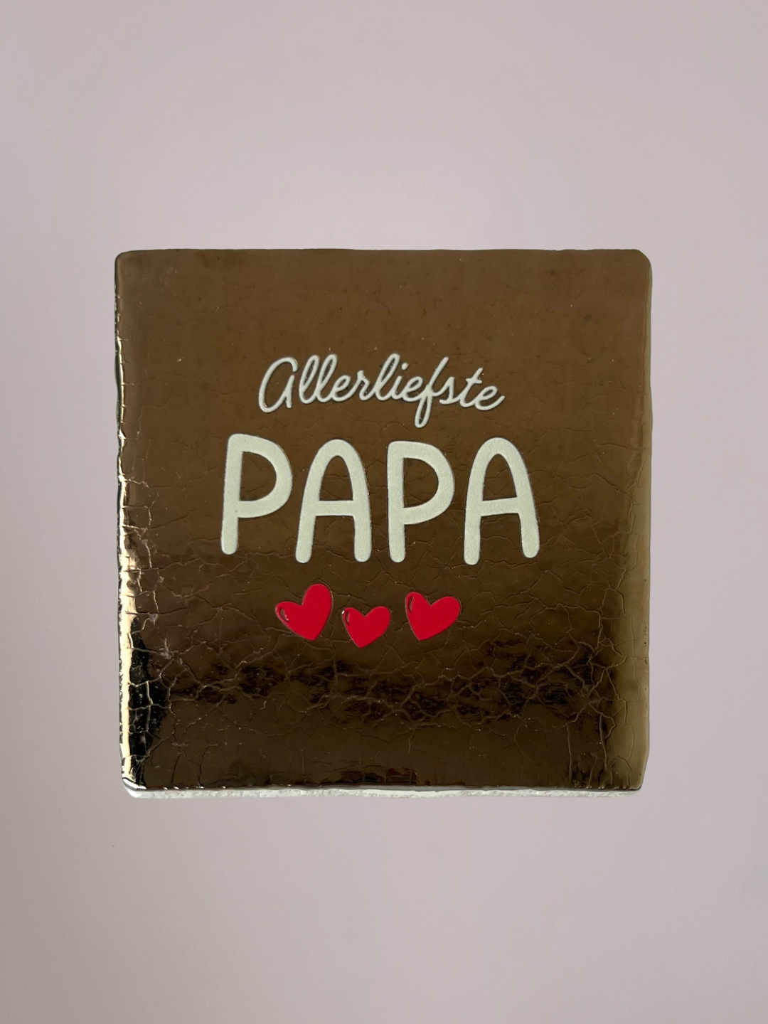 Handgemaakt keramieken Vaderdag tegeltje met de tekst "allerliefste PAPA" in een minimalistisch en warm ontwerp.