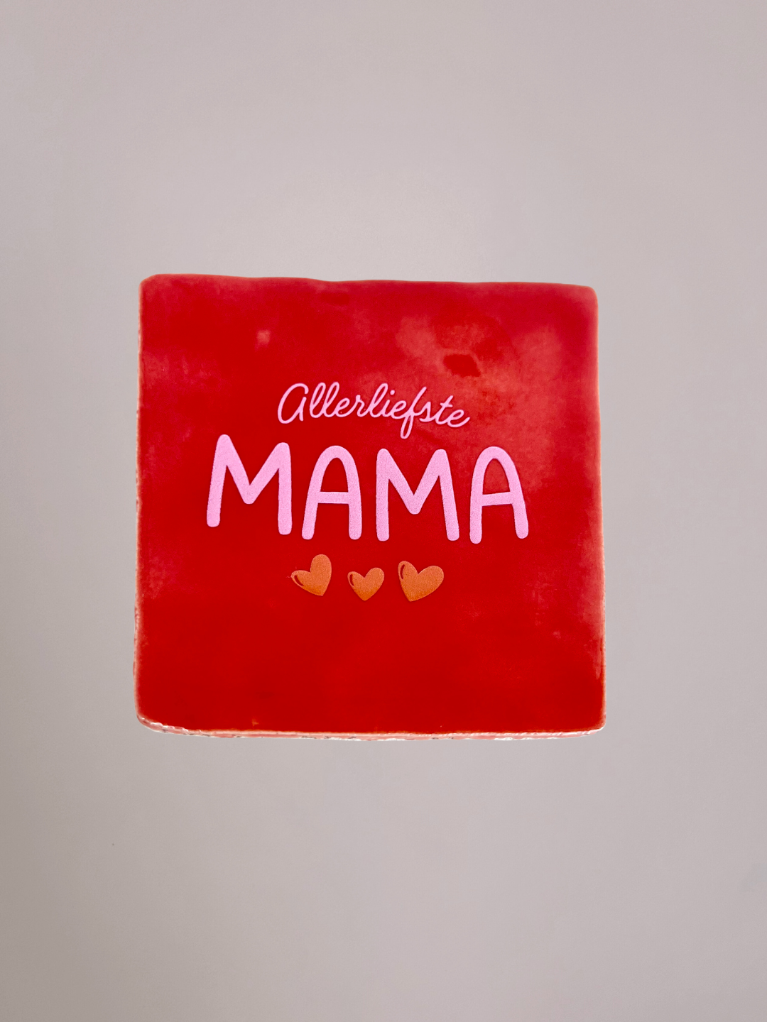 Rood keramieken tegeltje met de tekst “Allerliefste MAMA”, handgemaakt en warm design, geschikt als liefdevol cadeau voor mama.