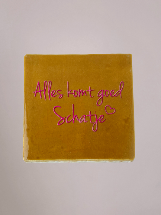 Alles komt goed schatje Okergeel is een warm tegeltje met een lieve twist.
