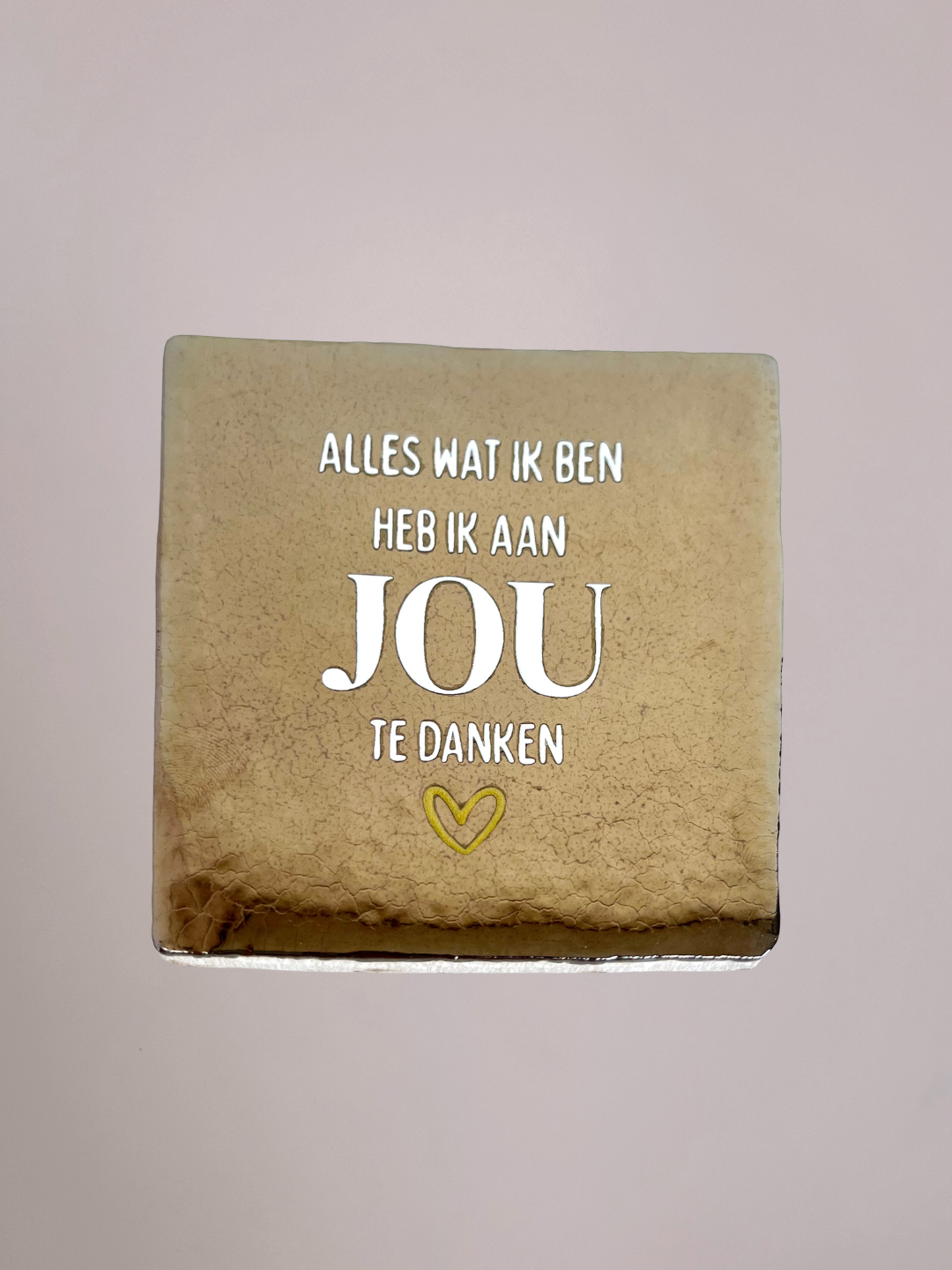 Goudkleurig keramieken tegeltje met de tekst “Alles wat ik ben heb ik aan jou te danken”, handgemaakt en elegant design.