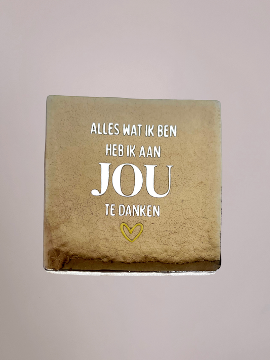 Goudkleurig keramieken tegeltje met de tekst “Alles wat ik ben heb ik aan jou te danken”, handgemaakt en elegant design.