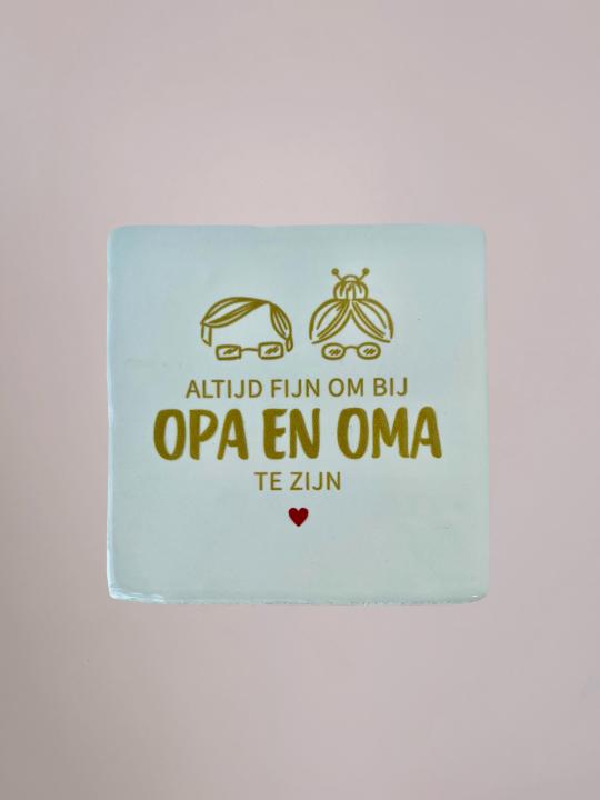 Wit Yett Agenturen tegeltje van 10x10 cm met de tekst 'Altijd fijn om bij opa en oma te zijn' en een glanzende afwerking. Een liefdevol cadeau voor opa en oma.