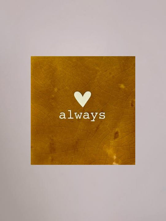 Het okergele Yett Agenturen tegeltje Always brengt warmte en sfeer in huis. Handgemaakt en perfect als lief cadeau. Verkrijgbaar bij Anja Bloementrends.