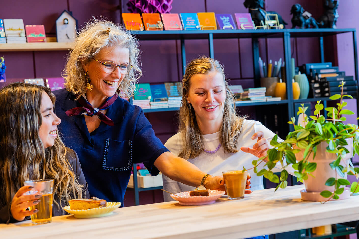 Anja van Anja Bloementrends serveert koffie aan klanten in haar gezellige bloemenwinkel koffiecorner