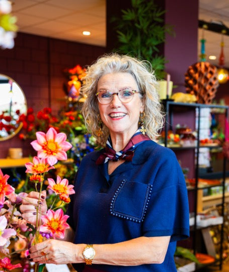 Bloemist Anja aan het werk in haar bloemenwinkel in Zwolle