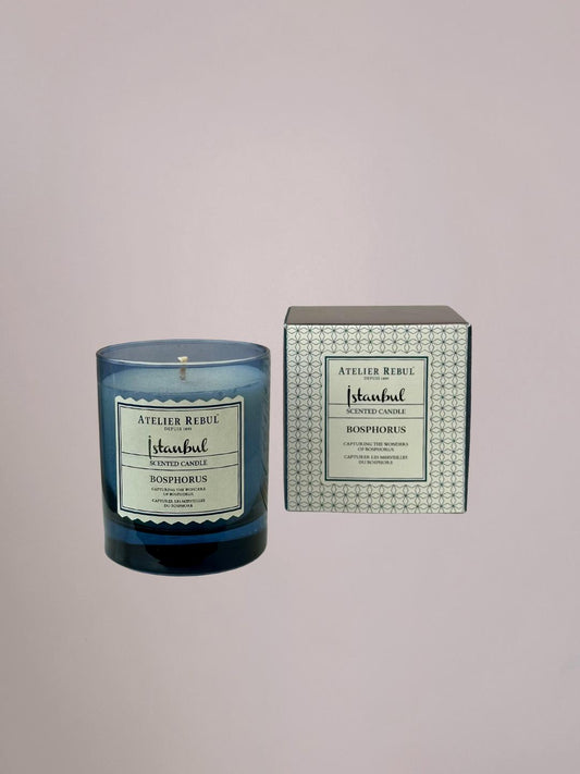 Atelier Rebul Bosphorus geurkaars met luxe verpakking, frisse maritieme geur in stijlvol design.