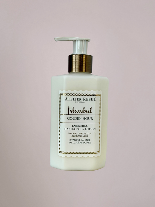 Atelier Rebul Golden Hour hand en body lotion 250 ml in elegante pompflacon met warme luxe uitstraling