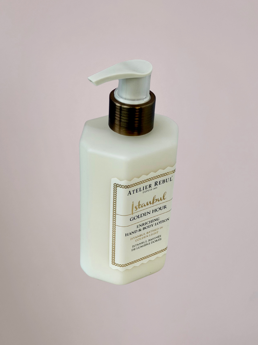 Atelier Rebul Golden Hour hand en body lotion 250 ml in elegante pompflacon met warme luxe uitstraling