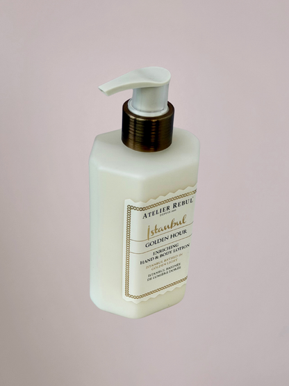 Atelier Rebul Golden Hour hand en body lotion 250 ml in elegante pompflacon met warme luxe uitstraling