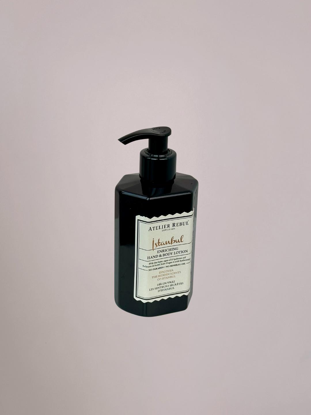 Detail van het pompje van de Atelier Rebul Istanbul body lotion voor eenvoudig gebruik