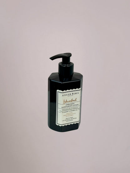 Detail van het pompje van de Atelier Rebul Istanbul body lotion voor eenvoudig gebruik